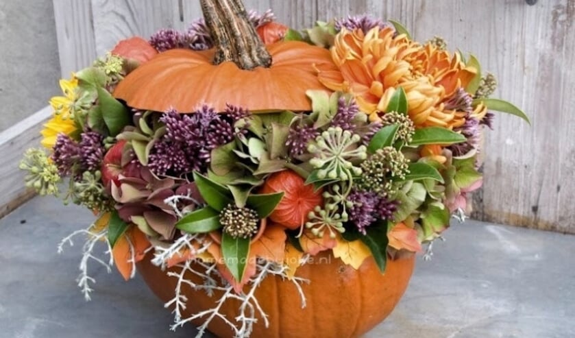 Creatief bloemschikken, bijvoorbeeld met een pompoen die over is van Halloween!