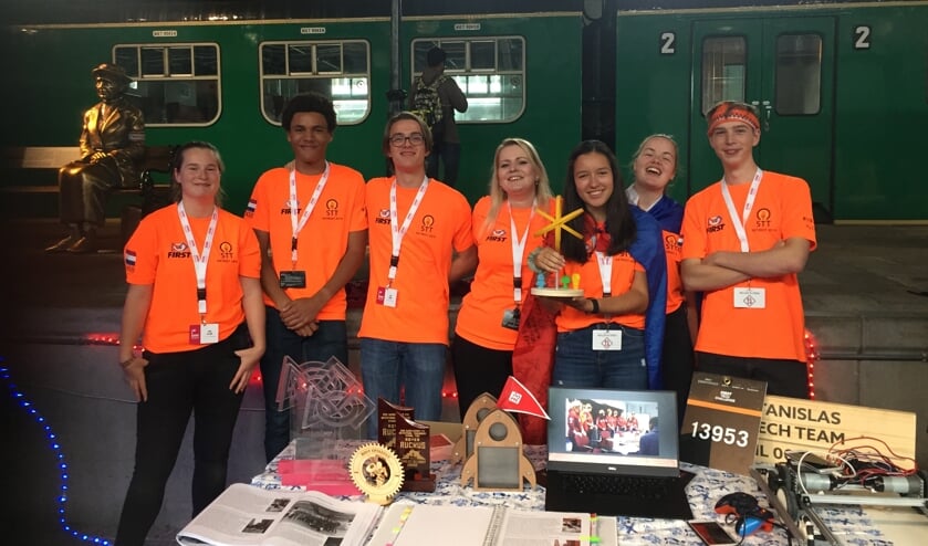 Het Stanislas Tech Team poseert in Het Spoorwegmuseum
