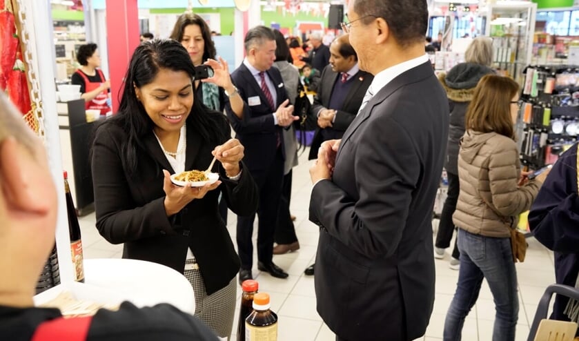 Wethouder Kavita Parbhudayal heeft de nieuwste Singaporese smaaktrends al geproefd