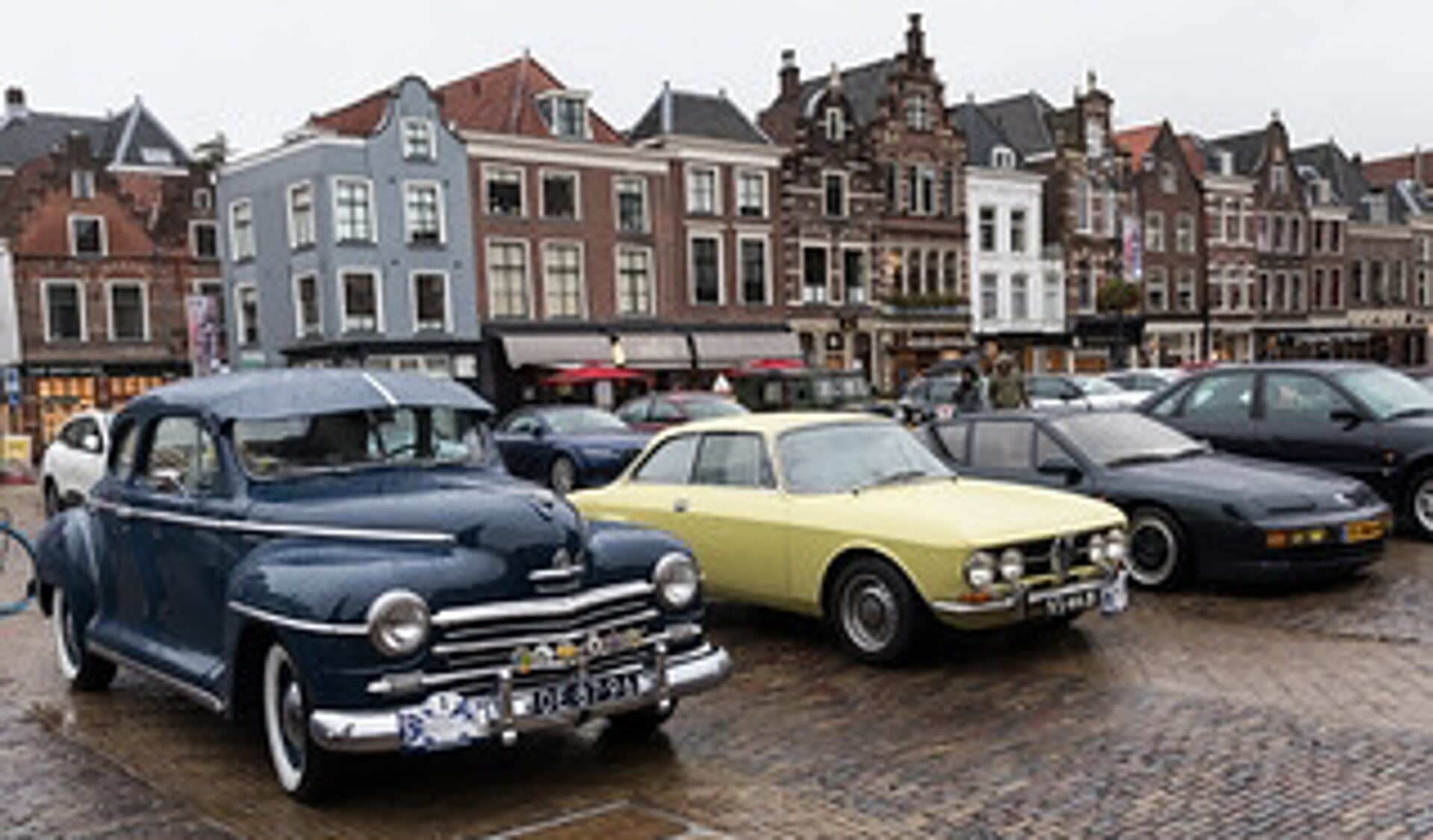 De aanblik van talloze oldtimers en klassiekers op de Markt in Delft, het eindpunt van de DelftsBlauwRit