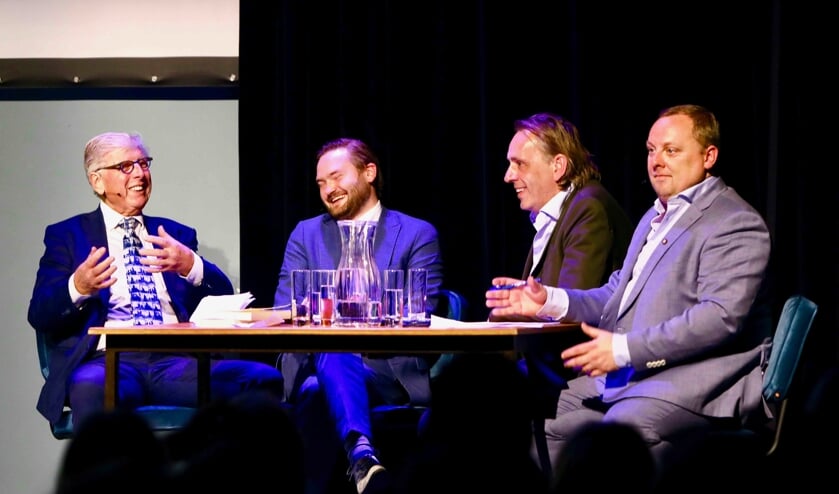 V.l.n.r.: Leo Quack, wethouder Bas Vollebregt, Marcel van Roosmalen en Roelof de Vries (Foto: Koos Bommelé)