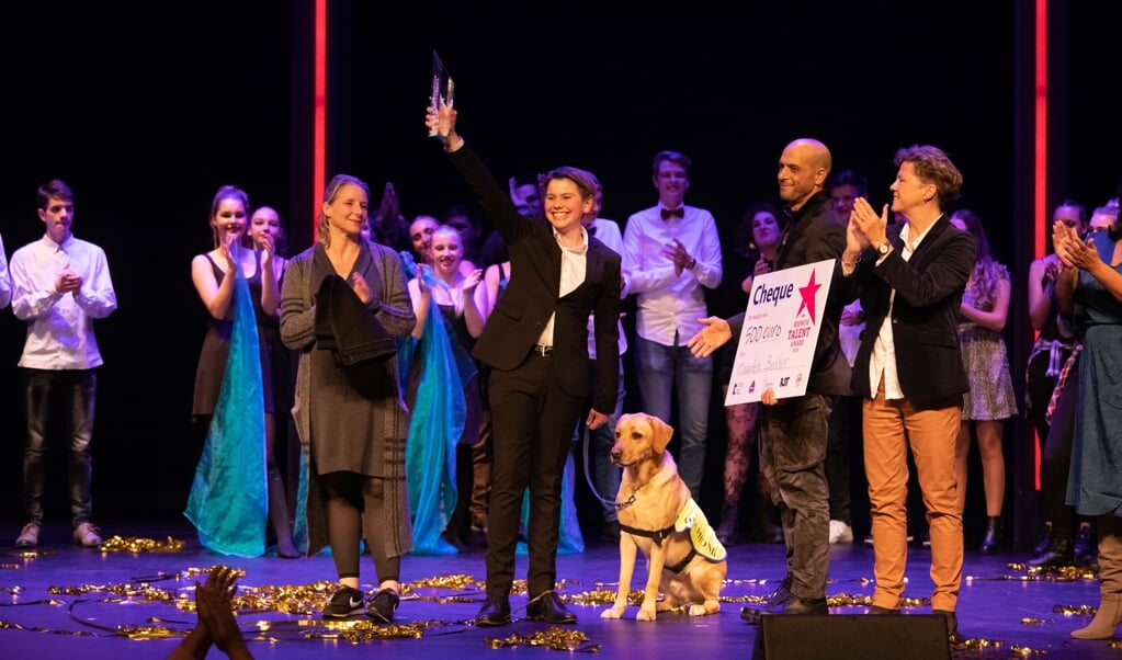 Maarten Bakker, met hond, de winnaar van de Rijswijk Talent Award