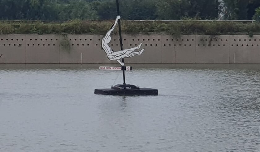 De polsstokspringer die op zoek is naar vaste grond onder de voeten