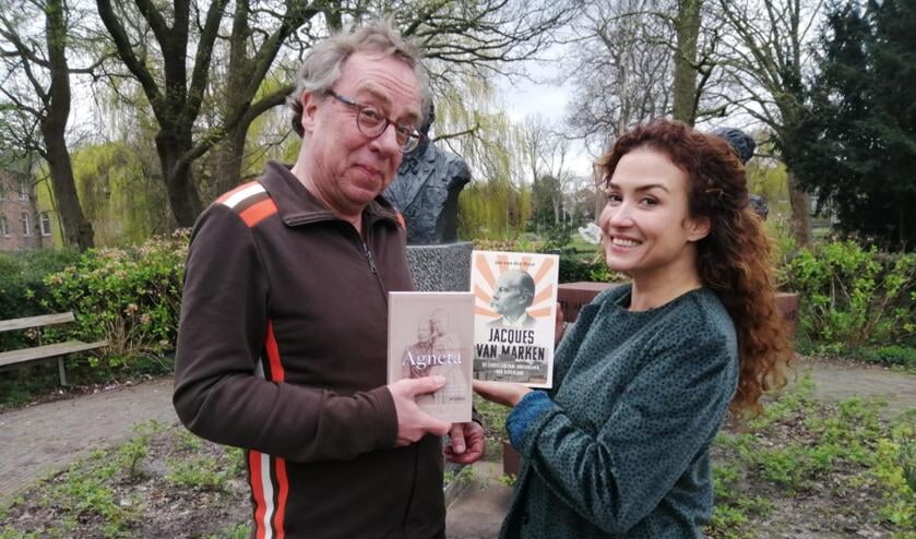 Jan van der Mast en Katja Schuurman met de twee boeken