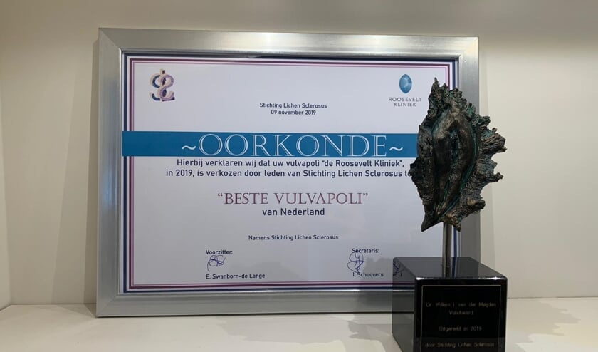 De oorkonde en het bijbehorende plastiek voor winnaar Roosevelt kliniek