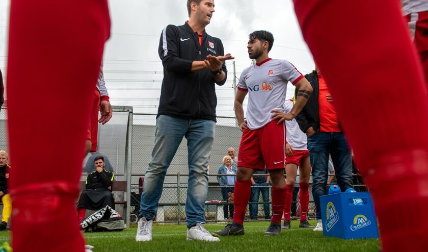 Frank Verhaar geniet bij Full Speed. "Of er ook mindere kanten zijn? Ik vind het soms lastig om spelers teleur te stellen met een plek op de bank, maar aan de andere kant is dat ook weer een luxeprobleem." (foto: Roel van Dorsten)