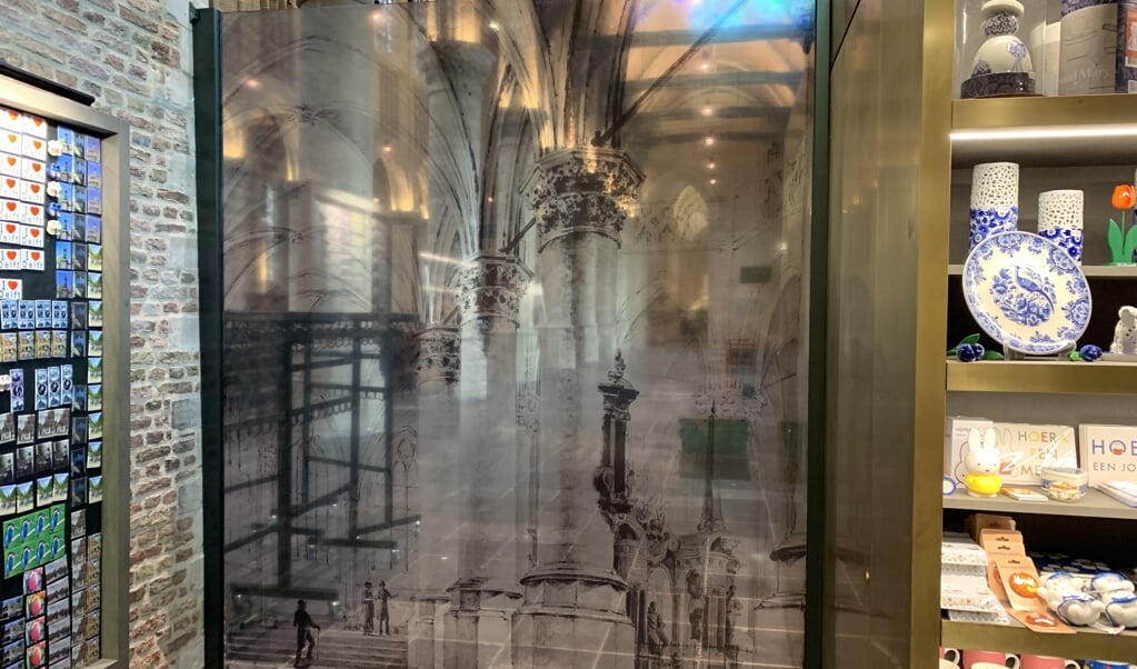 De prachtig beplakte glazen wand van de museumshop in de Nieuwe Kerk (Foto: Anthony Michael van Oorschot) 