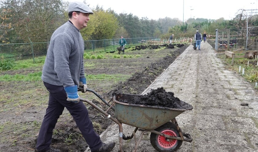 Petje af voor deze medewerker van Exact die bikkelt bij Kindertuin De Goudsbloem (Foto: Lonny Sonnenberg)