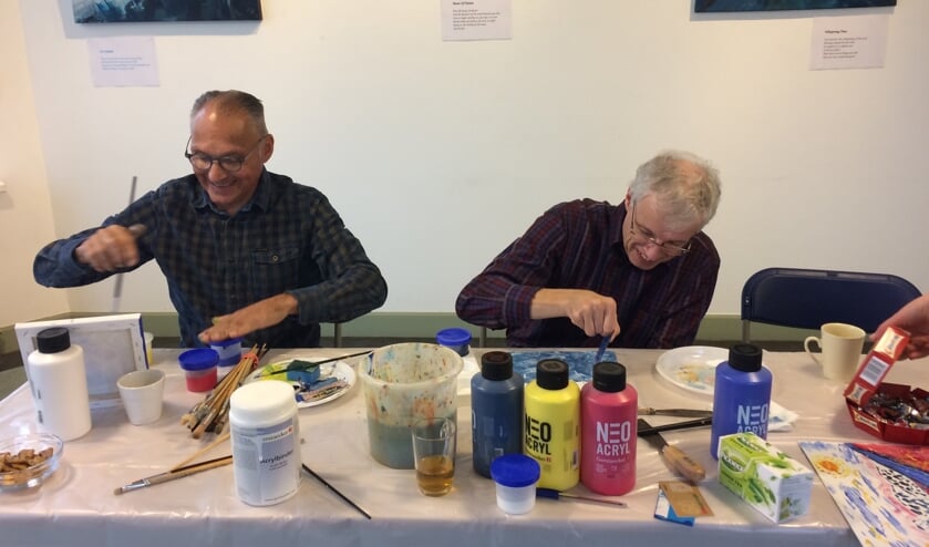 Bezoekers aan het werk (Foto: Marijke Obbink)
