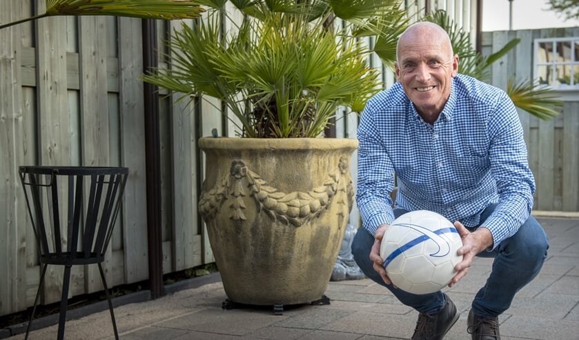 Chris Jansen kan niet zonder voetbal. Als speler beleefde hij gouden tijden en als trainer krijgt hij er nog steeds geen genoeg van. (foto: Roel van Dorsten)