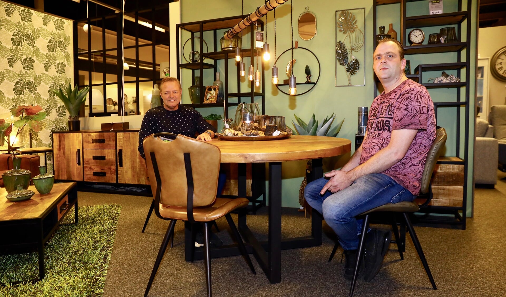 Mike en Peter van HACO Delft helpen u graag bij uw woonkeuze (Foto: Koos Bommelé)