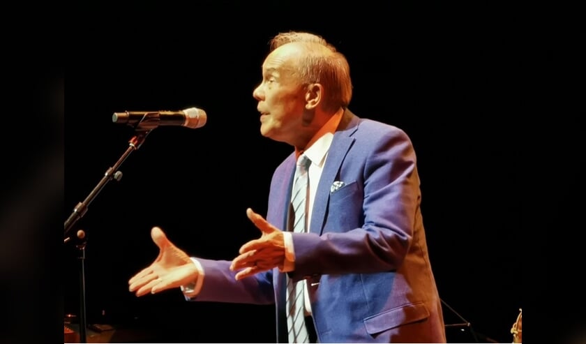 Ferry tijdens zijn optreden in Theater Aan de Slinger in Houten (Foto: Willemijn Ploum)