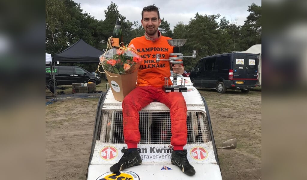 Mike Millenaar, Nederlands Kampioen 2CV-cross, met beker, champagne en bloemen
