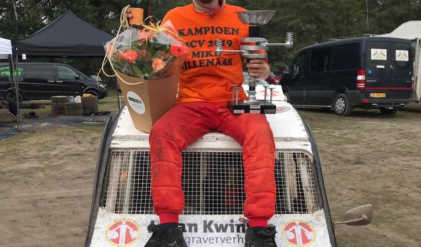 Mike Millenaar, Nederlands Kampioen 2CV-cross, met beker, champagne en bloemen