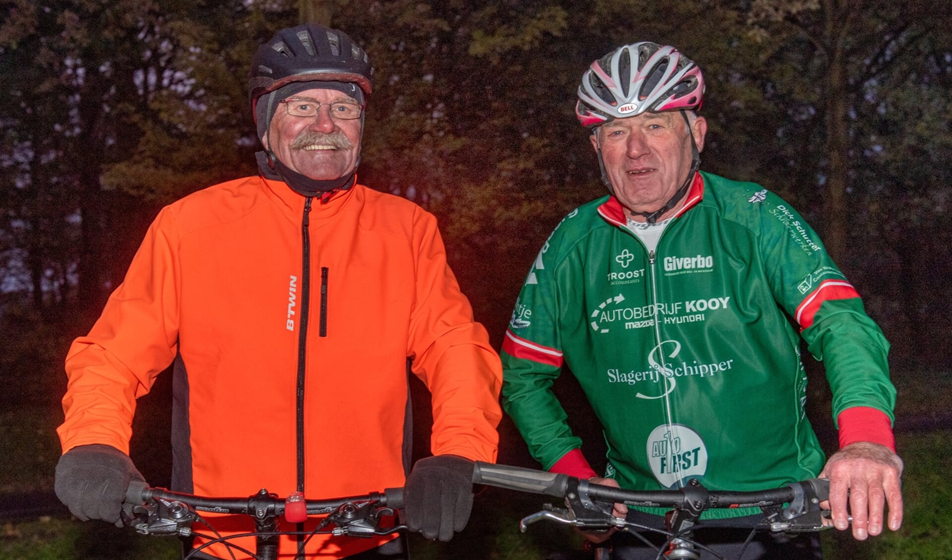 Koos van der Burg en Lex Brouwers stappen ter nagedachtenis van de ontbrekende schakel Jan Hageman op de mountainbike om geld op te halen voor onderzoek naar prostaatkanker. (foto: Roel van Dorsten) 