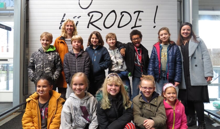 De Plusklas van de Delftse Daltonschool met juf Khadija (achterste rij rechts) en begeleidster/ouder Petra (oranje jas links achteraan)