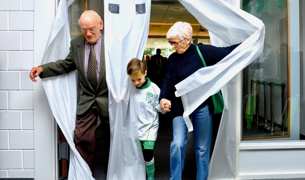 Jaap Holierhoek, Fin van Berkum en wethouder Karin Schrederhof zorgen voor de officiële opening van de gerenoveerde accommodatie van DHL en symboliseren de verbinding tussen 'oud' en 'nieuw'. (foto: Koos Bommelé) 