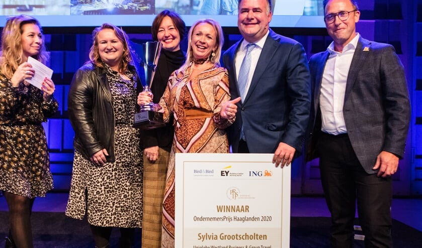 Sylvia Grootscholten van Uniglobe Westland Business & Group Travel uit Wateringen ontvangt de
OndernemersPrijs Haaglanden 2020 uit handen van de Haagse wethouder Economie Saskia
Bruines en juryvoorzitter Hans Biesheuvel