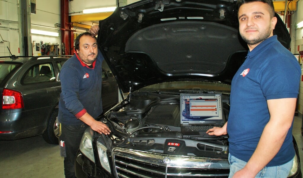 Akif (rechts) en Mustafa zoeken versterking in de werkplaats van Garage Randstad.
