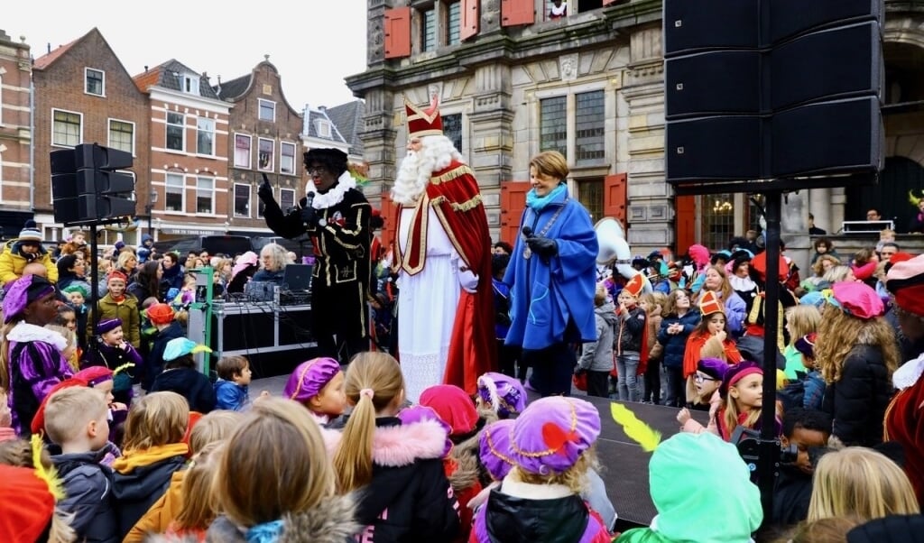 Op een vol Marktplein werd Sinterklaas, geflankeerd door burgemeester Van Bijsterveldt, toegezongen