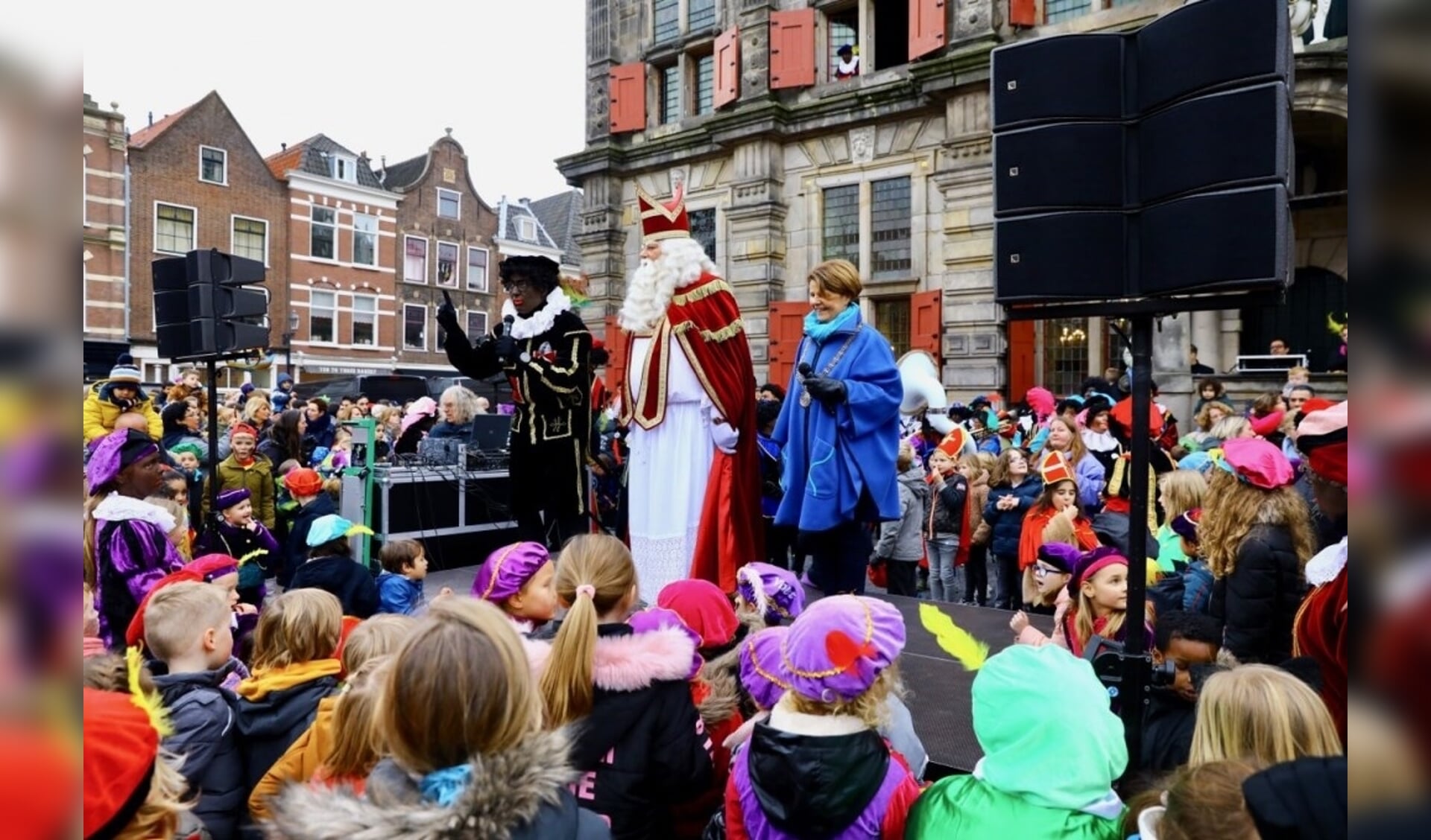 Op een vol Marktplein werd Sinterklaas, geflankeerd door burgemeester Van Bijsterveldt, toegezongen
