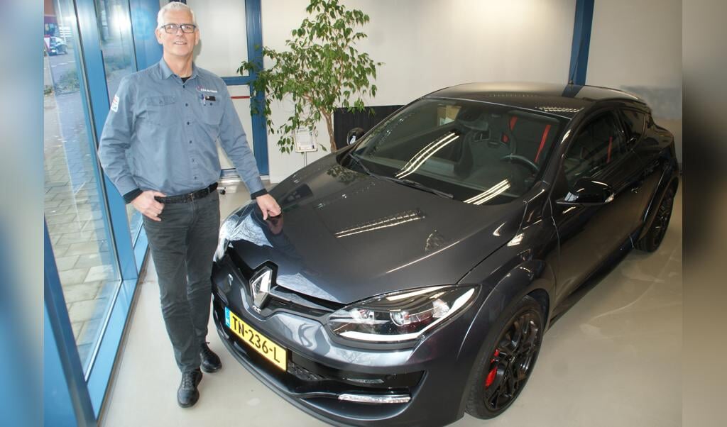 Aad van Winden bij de RS-sportuitvoering van de Renault Mégane, uit de voorraad in de showroom van EDA de Heus.