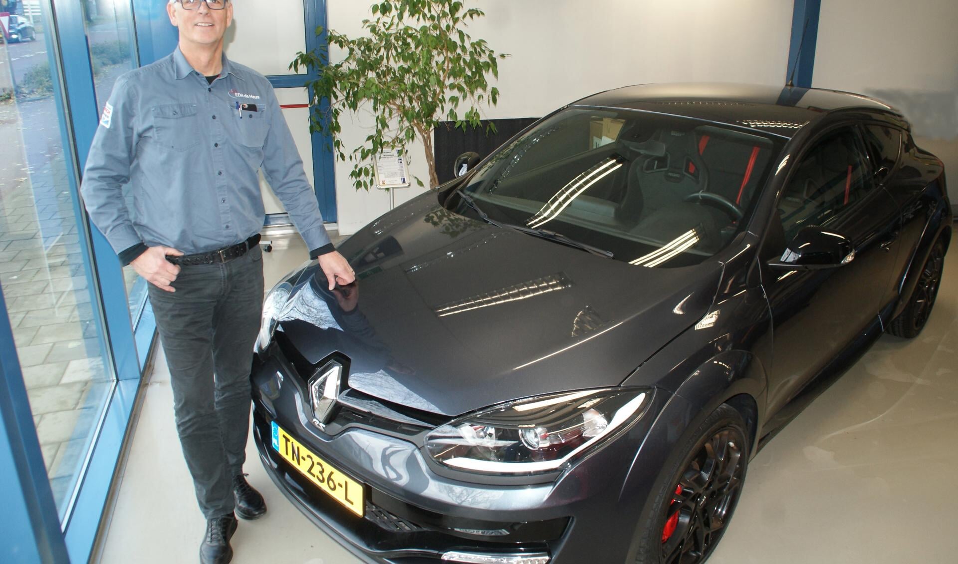 Aad van Winden bij de RS-sportuitvoering van de Renault Mégane, uit de voorraad in de showroom van EDA de Heus.