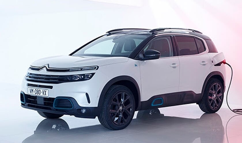 Opladen van de Citroën C5 SUV Hybrid en daarna kan je weer 50 kilometer elektrisch rijden.