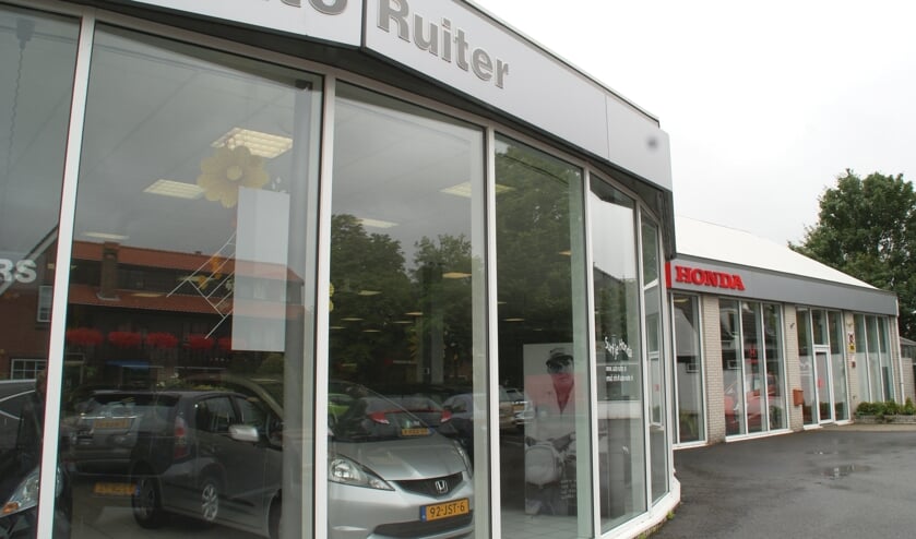 Het pand van Auto Ruiter, goed te herkennen aan het Oosteindein Wateringen.