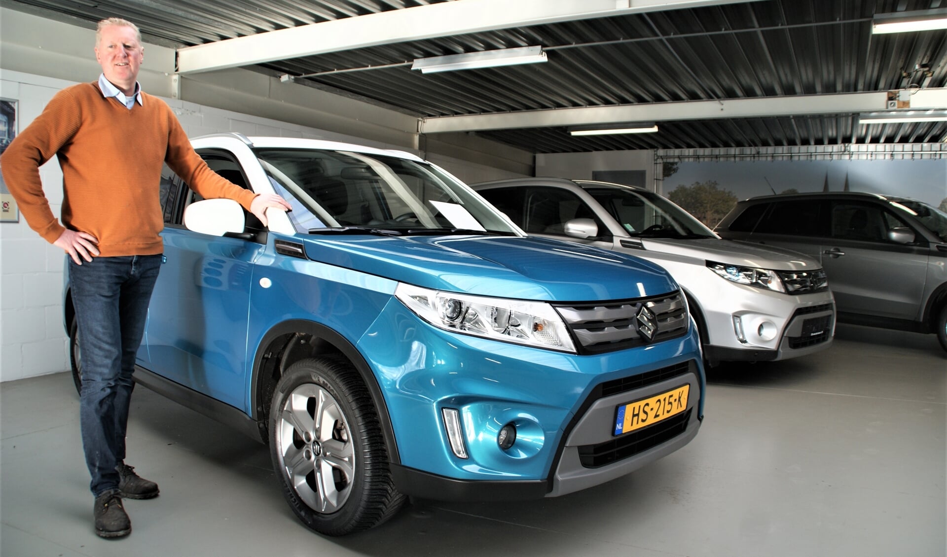 Verkoper Patrick van den Berg op de bovenafdeling van zijn bedrijf Auto Nassau, officieel Suzuki Service Dealer.