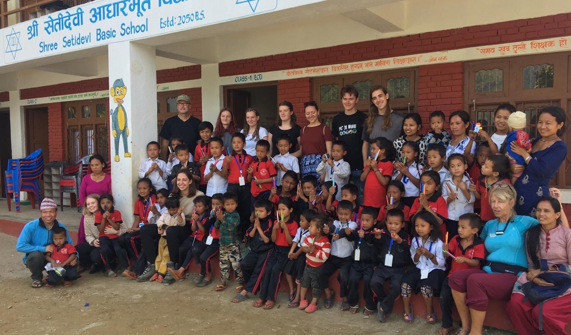 Leerlingen en docenten van het Grotius College poseren met Nepalese docenten en leerlingen