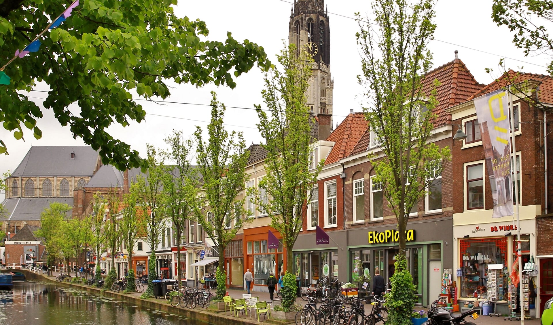 De Klis is één van de mooiste stukjes van de Delftse binnenstad. Het is bovendien een gebied vol authentieke Delftse winkels. (Foto: Koos Bommelé)