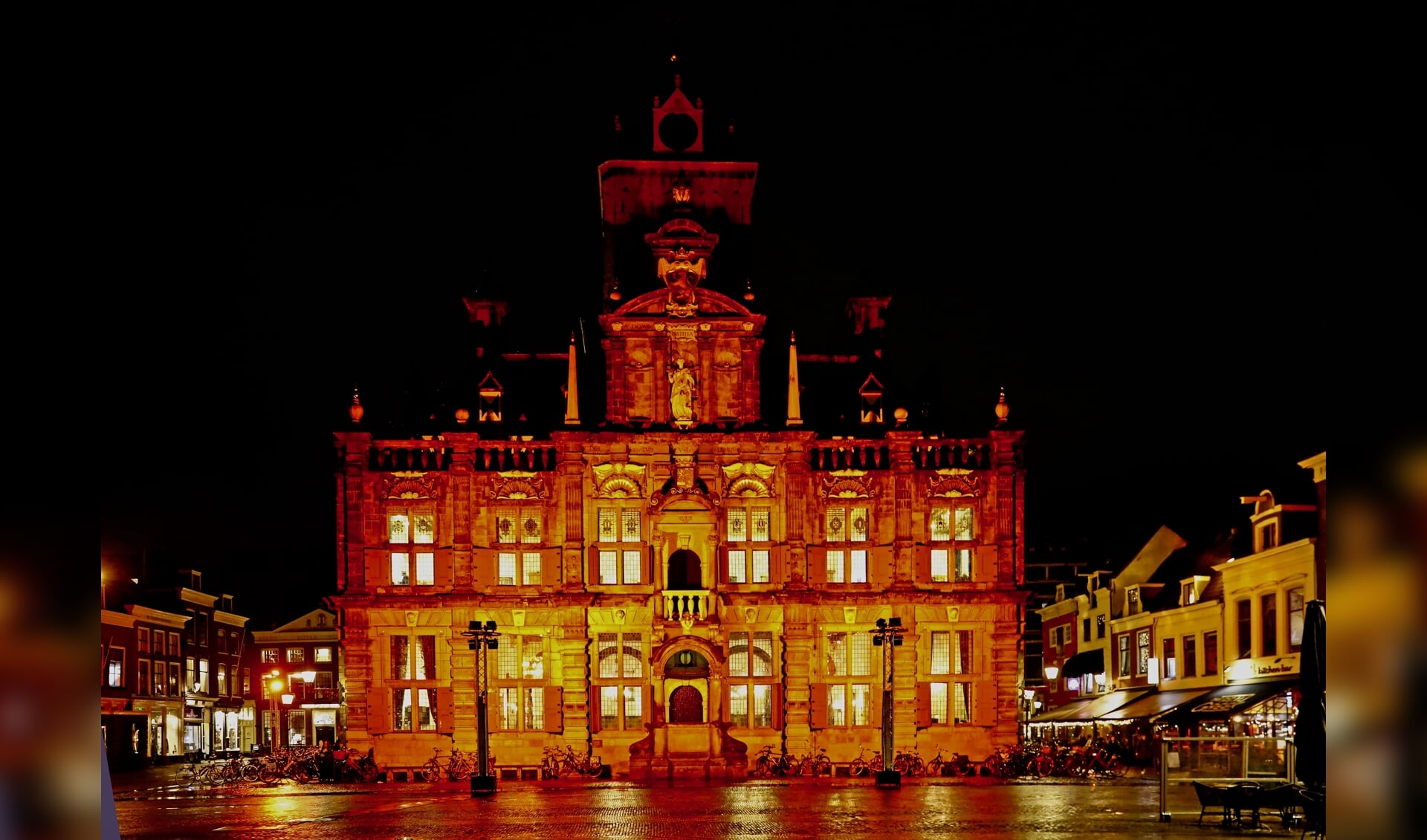 Het stadhuis van Delft, opvallend oranje verlicht voor een goed doel (Foto: Koos Bommelé)