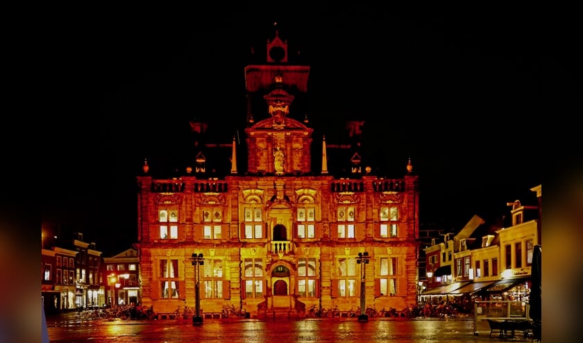 Het stadhuis van Delft, opvallend oranje verlicht voor een goed doel (Foto: Koos Bommelé)