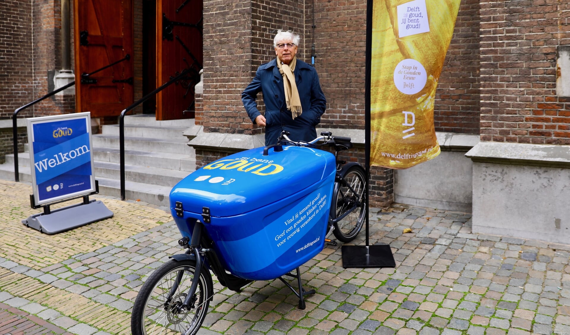 Nachtburgemeester Leo Quack promoot de 'Gouden Klinkers' in de Jozefstraat (Foto: Koos Bommelé)