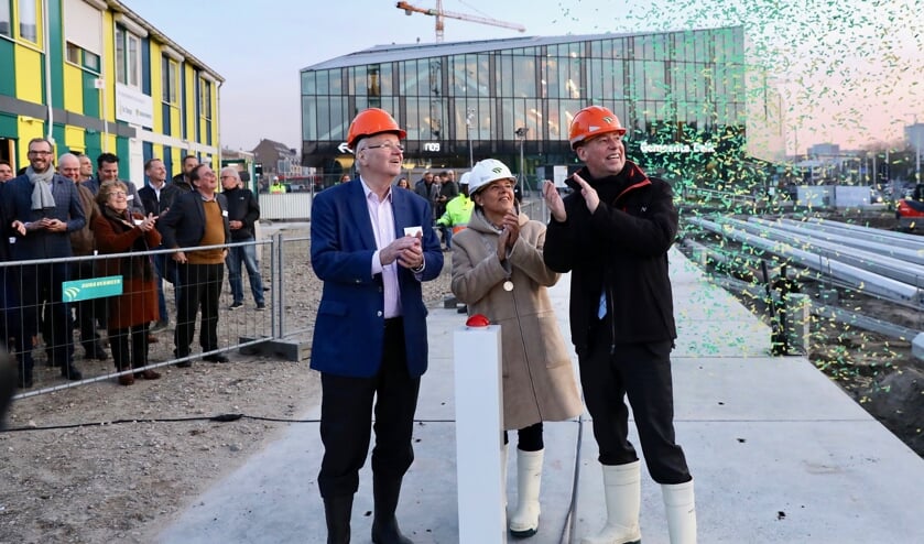 Initiatiefnemer Chris Oomen, burgemeester Marja van Bijsterveldt en TU Delft rector magnificus Tim van der Hagen zetten eendrachtig het project Huis van Delft in gang (Foto: Koos Bommelé)