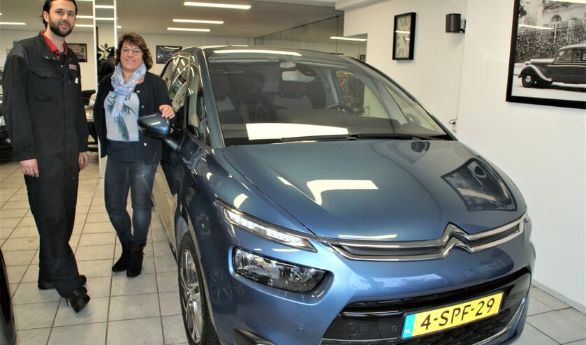 Bij Citonda staat de showroom altijd vol met kwalitatieve occasions, hier met Wilma Hekkema en monteur André Berkhout.
