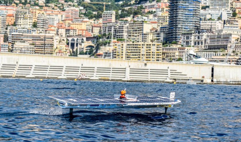 De TU Delft zonneboot in actie tijdens de Monaco Solar Spot One race in 2018