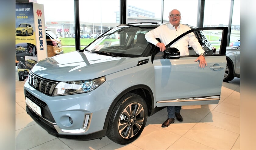 Verkoopadviseur Jos de Graaf van Suzuki Kees Balvert bij de nieuwe uitvoering van de Vitara.