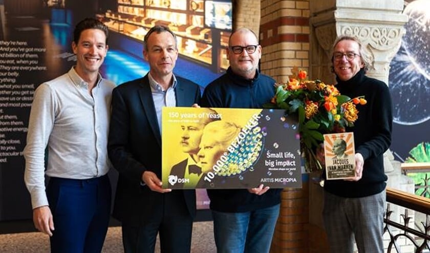 Overhandiging van de cadeaucheque aan de 10.000e bezoeker, met vlnr Jasper Buikx – Hoofd Micropia –
Fedde Sonnema (Directeur Biotech Campus Delft), Rob de Kok (10.000e bezoeker) en Jan van der Mast