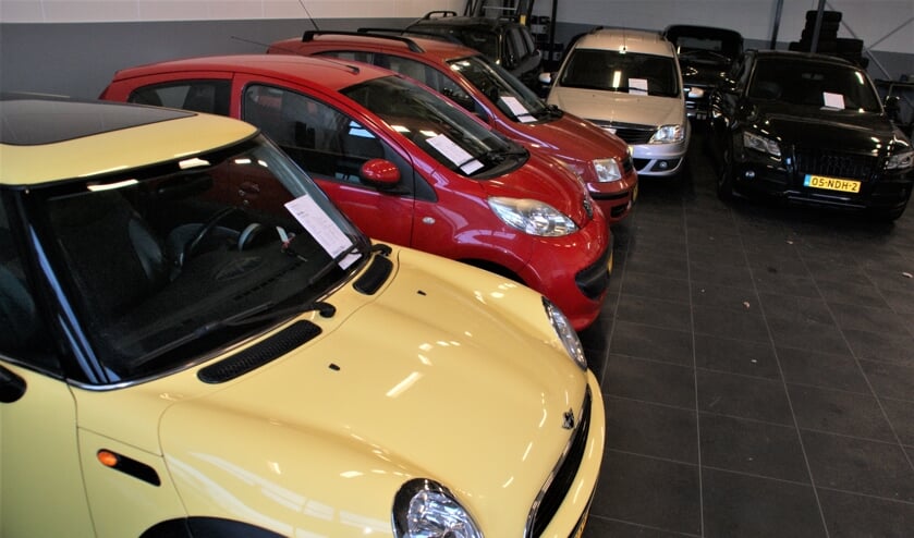 De occasions staan allemaal mooi opgesteld in een aparte showroom van Autobedrijf Harnaschpoort.