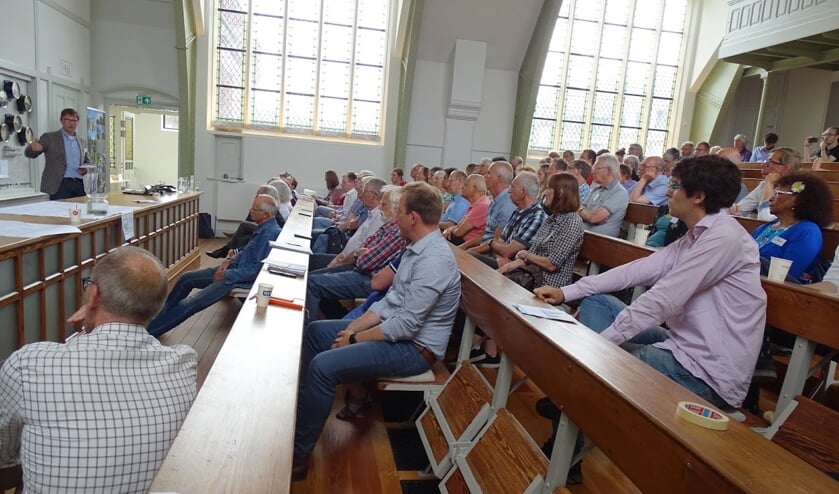 Geïnteresseerde bewoners luisteren naar wethouder Brandligt bij een eerdere bijeenkomst