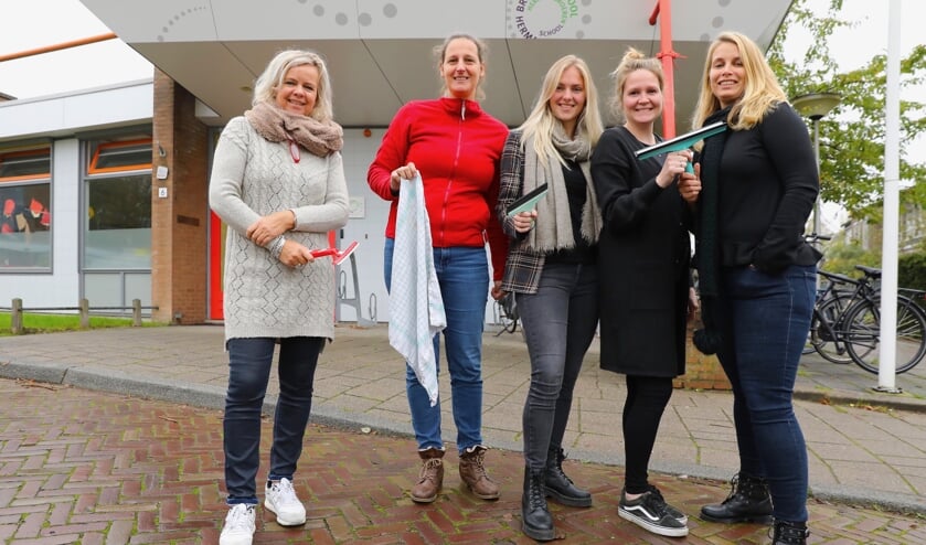 Een deel van het lerarenkorps van de Herman Broerenschool dat met de 'trekker' naar Stefanna afreist. V.l.n.r. Mariska, Maaike, Marley, Lisanne en Laura (Foto: Koos Bommelé)