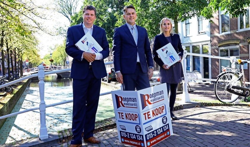 Makelaar Ronald Roepman (midden): "Het uitblijven van woningproductie bevordert de schaarste op de woningmarkt, waardoor ook de prijzen blijven stijgen."