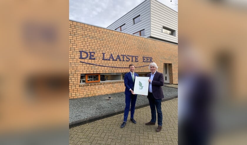 Frank Franse van De Laatste Eer (links) ontvangt het Greenleave keurmerk van de voorzitter van Stichting Greenleave, Evert de Niet (rechts)  