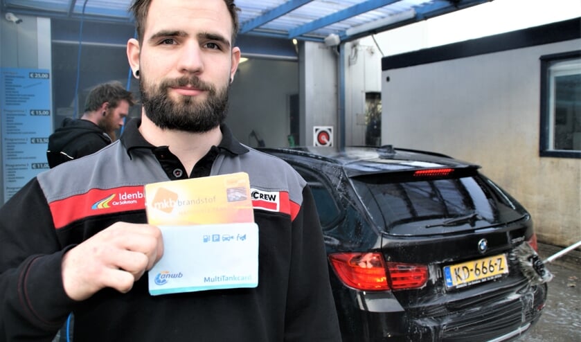 Medewerker Colin bij de ingang van de Carwash, met de Multitank en de Travelcard.