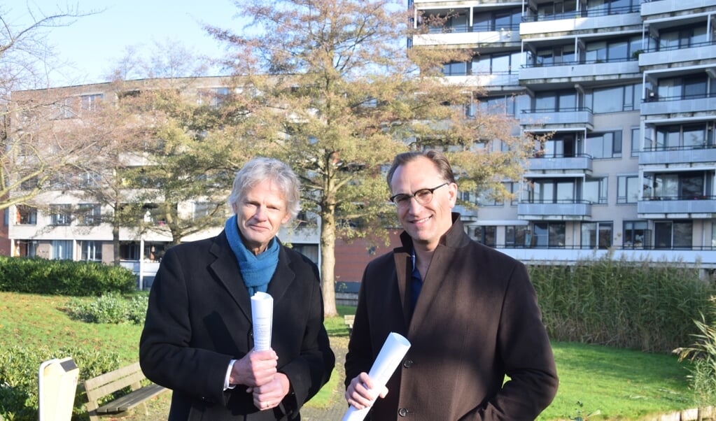 Peter van Ling (l.) en Barend Kuenen voor de woningen aan de Drogerij (Foto en tekst: Gemma van Winden-Tetteroo)