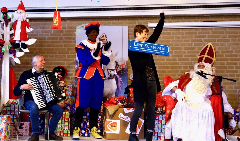 Ellen Suiker werd door Sint en Piet verrast met haar 'eigen zaal' (Foto: Koos Bommelé)