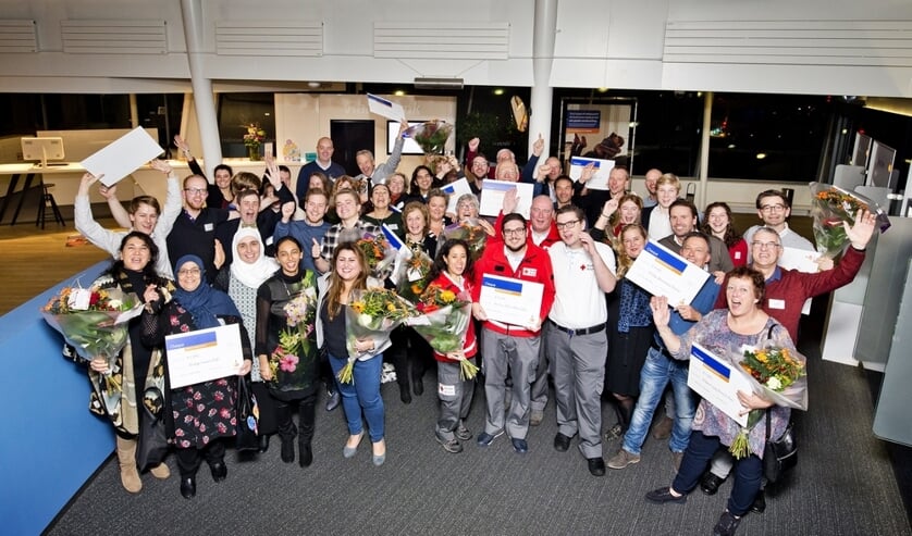 Alle aanwezigen en gelukkigen met de cheques, uitgereikt door de Rabobank