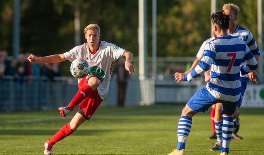 Rechtsback Youni de Bruin is met zijn verleden als aanvaller ook in offensief opzicht een waar wapen voor RKDEO. "En in verdediging komt het ook van pas dat ik weet hoe aanvallers denken." (foto: Roel van Dorsten)